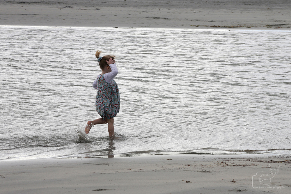 Photo lifestyle : Enfant courant sur la plage