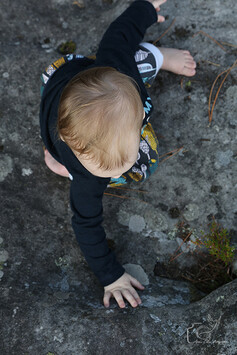 Photo lifestyle : Enfant dans les rochers